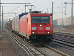 185 231-8 mit einem Güterzug durchfährt den Hauptbahnhof von Magdeburg am 17. Februar 2018 auf Gleis 10.