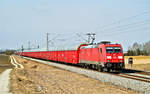 185 379-5 ist in Osterhofen mit einem Autotransportzug nach Süden unterwegs.Bild 27.2.2018