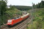 Frankenwaldbahn, kurz vor dem Bahnhof Steinbach am Wald am 11.08.2012. Ein Gz mit 185 kommt die Steigung von Ludwigstadt herauf. Am Zugschluss lief ein leerer Tragschnabelwagen - siehe anderes Foto, das ich vor einigen Tagen eingestellt habe....