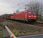 185 327-1 mit 140 805-3 als Wagenlok und gemischtem Güterzug in Fahrtrichtung Norden. Aufgenommen am BÜ zwischen Eltmannshausen und Oberhone am 10.02.2016.