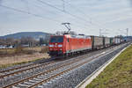 185 185-6 ist am 15.03.2018 mit einen Aufliegerzug in Würzburg/Süd unterwegs.