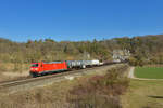 185 227 mit einem Güterzug am 17.03.2016 bei Solnhofen.