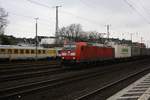 Die 185 174-0 der DB Cargo/Schenker/Railion mit einem Güterzug durch Köln West aus dem Süden kommend in richtung Norden.