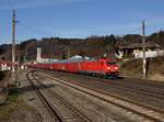 Die 185 306 mit einem Autozug am 06.04.2018 bei der Durchfahrt in Wernstein.