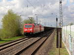 185 222-7 und 185 379-5 beide von DB  kommen mit einem Eaoszug aus Rotterdam(NL) nach Linz Stahlwerke(A) und kammen aus Richtung Venlo(NL),Viersen,Anrath,Forsthaus,Krefeld-Hbf,Krefeld-Oppum,Meerbusch-Osterath,,Neuss-Hbf,Neuss-Süd,Norf,Neuss-Allerheiligen und fahren durch Nievenheim in Richtung Dormagen,Dormagen-Bayerwerk,Köln-Worringen,Köln-Chorweiler,Köln-Longerich,Köln-Nippes,Köln-West,Köln-Süd. 
Aufgenommen vom Bahnsteig 1 in Nievenheim. 
Bei Sonne und Wolken am Nachmittag vom 15.4.2018.