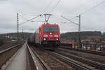 185 348-0 mit einem gemischten Güterzug Richtung Nürnberg bei Überquerung der Mariaorter Eisenbahnbrücke in Regensburg-Prüfening, 28.02.2017