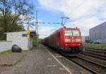 185 180-7 DB kommt mit einem Aluzug aus Göttingen nach Nievenheim und kommt aus Richtung Duisburg-Hochfeld-Süd und fährt durch Duisburg-Rheinhausen-Ost in Richtung