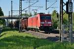 In Lintorf kommt die 185 225-0 mit einem Mischer gen Ratingen gefahren. 5.5.2018