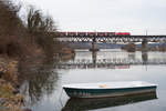 Eine 185 mit einem Erzzug Richtung Linz bei der Überquerung der Donau in Regensburg-Prüfening, 04.03.2017