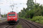 185 060-1 DB kommt mit einem LKW-Zug aus Verona(I) nach Köln-Eifeltor(D)  und kommt aus Richtung Koblenz,Bonn und fährt durch Roisdorf bei Bornheim in Richtung Köln.