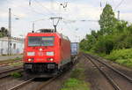 185 345-6 DB kommt mit Containerzug aus Gallarate(I) nach Zeebrugge-Voorhaven-West(B)  und kommt aus Richtung Koblenz,Bonn und fährt durch Roisdorf bei Bornheim in Richtung Köln,Aachen. 
Aufgenommen vom Bahnsteig in Roisdorf bei Bornheim. 
Bei schönem Sonnenschein und Wolken am Nachmittag vom 1.5.2018. 