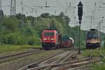 Auf dem Ausweichgleis in Lintorf steht ein mir unbekannter Containerzug in dem die 182 als Wagenlok mitläuft auf der die 25 Jahre deutsche Einheit Folie tront.