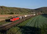 Die 185 054 mit einem Güterzug am 18.04.2015 unterwegs bei Harrbach.