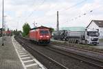 # Roisdorf 36 
Die 185 303-5 der DB Cargo/Railion/Schenker solo aus Köln kommend in das Ausweichgleis in Roisdorf bei Bornheim, um nach einer kleinen Pinkelpause des TF weiter Richtung Bonn/Koblenz zu fahren.

Roisdorf
01.05.2018