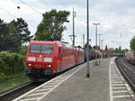185 011-4 mit unbekannter Schwesterlok und langem Zug durch Roisdorf.
