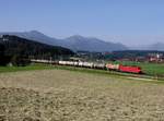 Die 185 266 mit einem Kesselzug am 05.06.2015 unterwegs bei Vachendorf.