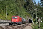 185 216-9 mit dem GC 60484 (Hausach-Rammelswiesen) an der Üst Seelenwald 13.7.18