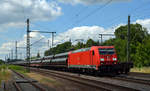 Mit einem Pipeline-Zug am Haken fuhr 185 216 am 27.06.18 durch Niederndodeleben Richtung Magdeburg.