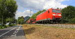 185 172-4 DB  kommt aus Richtung Köln mit einem langen gemischten Güterzug aus Köln-Gremberg(D) nach Mannheim und fährt in Richtung Koblenz auf der Rechte Rheinstrecke KBS 465 bei Bad-Honnef am Rhein. Aufgenommen auf der Rechten Rheinstrecke in Bad-Honnef(am Rhein). Bei Sommerwetter am Nachmittag vom 31.7.2018.