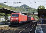 Mit 11 weiteren Lokomotiven im Schlepp durchfuhr 185 048-6 am 18.08.2018 den Bahnhof Königswinter, in der Mitte des Zuges u. a. eine 187 und eine 151