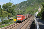 185 200-3 zieht einen gemischten Güterzug auf der rechten Rheinstrecke Richtung Süden. Aufgenommen am 17/06/2011 in Wellmich.
