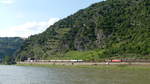Ein Güterzug befährt die Rechte Rheinstrecke und wurde hier am Loreleyfelsen von Oberwesel aus fotografiert. Aufgenommen am 16.6.2018 18:08