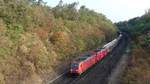 Zwei 185er ziehen einen Güterzug auf der Main-Neckar Bahn gen Süden, hier kurz hinter Darmstadt Süd. Aufgenommen am 18.8.2018 8:25