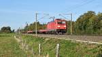 DB Cargo 185 305 mit leeren Röhrentransportwagen in Richtung Osnabrück (Hüde, 05.10.18).