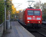 185 051-0 DB kommt aus Richtung Aachen-West mit einem LKW-Zug aus Zeebrugge-Vorming(B) nach Novara-Boschetto(I) und fährt durch Aachen-Schanz in Richtung Aachen-Hbf,Aachen-Rothe-Erde,Stolberg-Hbf(Rheinland)Eschweiler-Hbf,Langerwehe,Düren,Merzenich,Buir,Horrem,Kerpen-Köln-Ehrenfeld,Köln-West,Köln-Süd. 
Aufgenommen vom Bahnsteig von Aachen-Schanz. 
Am Morgen vom 10.10.2018.