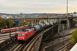 185 350 verlässt am 31. Oktober 2018 mit einem Taoos-Ganzzug Ulm Rangierbahnhof Richtung Filstalbahn. Am Zugschluss schiebt 185 030.