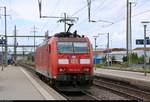 Nachschuss auf 185 114-6 DB als Lokzug, die den Bahnhof Pratteln (CH) auf Gleis 4 in westlicher Richtung durchfährt.
[10.7.2018 | 12:39 Uhr]