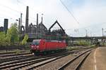 185 310-0 am 12.04.2017 beim rangieren vor der Kulisse der alten Völklinger Hütte, nachdem sie einen Güterzug in den Bahnhof brachte.