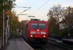 185 222-7 DB kommt aus Richtung Aachen-West mit einem LKW-Zug aus Zeebrugge-Vorming(B) nach Novara-Boschetto(I) und fährt durch Aachen-Schanz in Richtung Aachen-Hbf,Aachen-Rothe-Erde,Stolberg-Hbf(Rheinland)Eschweiler-Hbf,Langerwehe,Düren,Merzenich,Buir,Horrem,Kerpen-Köln-Ehrenfeld,Köln-West,Köln-Süd. 
Aufgenommen vom Bahnsteig von Aachen-Schanz. 
Am Morgen vom 17.10.2018.