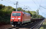 DB Cargo Deutschland AG mit  185 391-0  [NVR-Number: 91 80 6185 391-0 D-DB] und einem Ganzzug Drehgestell-Flachwagen mit altem Gleisschotter am 28.09.18 Bf. Berlin-Hohenschönhausen.