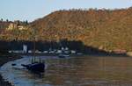 Am 16.11.2018 zeichnen sich die Schatten der gegenüberliegenden Höhenzüge bereits gegen 15.40 Uhr deutlich am rechtsrheinischen Ufer ab, in St. Goarshausen erreichen die Sonnenstrahlen nur noch Burg Katz und eine nach Süden strebende 185