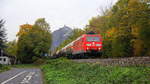 185 029-6 DB kommt aus Richtung Köln mit einem langen gemischten Güterzug aus Köln-Gremberg(D) nach Mannheim und fährt in Richtung Koblenz auf der Rechte Rheinstrecke KBS 465 bei Bad-Honnef am Rhein. Aufgenommen auf der Rechten Rheinstrecke in Bad-Honnef(am Rhein). Bei Regenwetter am Nachtmittag vom 1.11.2018. 