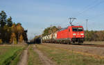 Am 14.11.18 schleppte 185 312 einen Chemiezug, bestehend aus Kessel- und Containerwagen, durch Marxdorf Richtung Zeithain.