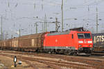 DB Lok 185 100-5 durchfährt den badischen Bahnhof.