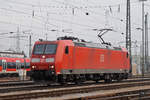 DB Lok 185 047-8 durchfährt solo den badischen Bahnhof.