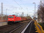 185 238-3 DB kommt die Kohlscheider-Rampe hoch aus Richtung Neuss,Herzogenrath mit einem Schrottzug aus Köln-Kalk(D) nach Genk-Goederen(B) und fährt durch Kohlscheid in Richtung Richterich,Laurensberg,Aachen-West. 
Aufgenommen von Bahnsteig 1 in Kohlscheid. 
Bei schönem Winterwetter am kalten Vormittag vom 27.12.2018. 