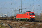 DB Lok 185 092-4 durchfährt den badischen Bahnhof.