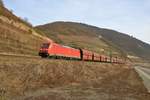 DB Cargo 185 338-1 mit einen Kohlewagenzug auf der Rechten Rheinstrecke am 23.02.19 zwischen Assmanshausen und Lorch