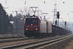 Gleich zwei 185er waren notwendig um den langen Güterzug mit Drahtrollen durch das Saartal zu bewegen, hier im Gegenlicht bei Ensdorf. Vorne läuft 185 004. 28.02.2019