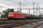 DB Lok 185 127-8 durchfährt den Bahnhof Pratteln.