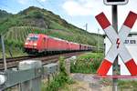 Mit einem Kohlezug ist die 185 245-8 und ein mir nicht bekannten Schwesterlok an der Bopparder Hamm gen Süden fahrend am Abend des 5.7.2019 in Richtung Bingen unterwegs.