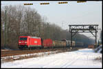 Railion 185201-1 rollt hier mit einem Güterzug in Richtung Ruhrgebiet am 5.3.2005 durch den Bahnhof Natrup Hagen.
