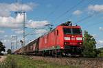 Mit einem gemischten Güterzug (Mannheim Rbf - Chiasso Smistamento) fuhr am 01.06.2018 die 185 105-4 zwischen Hügelheim und Müllheim (Baden) über die KBS 703 durchs Rheintal in Richtung Schweiz.