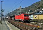 DB Cargo 185 346 mit gemischtem Güterzug in Richtung Rüdesheim. Im Hintergrund ist Burg Gutenfels zu sehen (Kaub, 08.03.14).