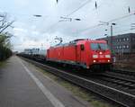 BR 185 361-3 musste am 23.12.2019 in Hilden kurz warten, um den RE 6 (RRX) von Düsseldorf nach Köln vorbei zu lassen.