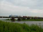 185 522 LTH/OHE mit Containerzug am 12.7.2007 kurz vor Verden auf der Allerbrcke gen Norden
